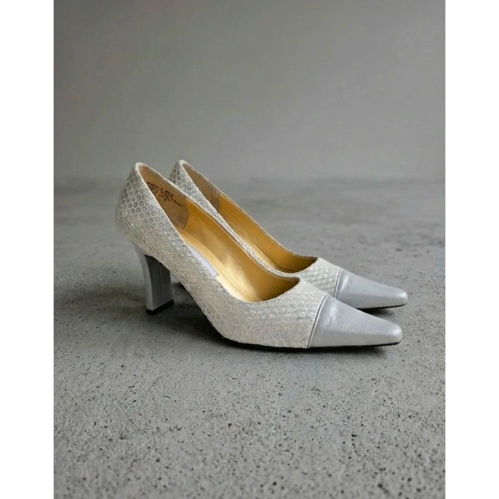 Bellini Trisha 219 White Pointed Toe Heels Pumps - Size 6M